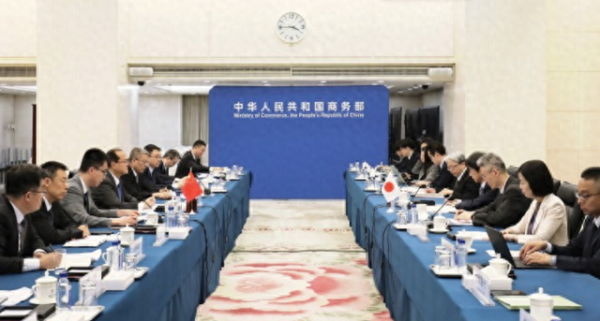 趣炒股 中日在北京谈完后, 日本下通牒, 逼中国在东海让步, 中方撂下3字