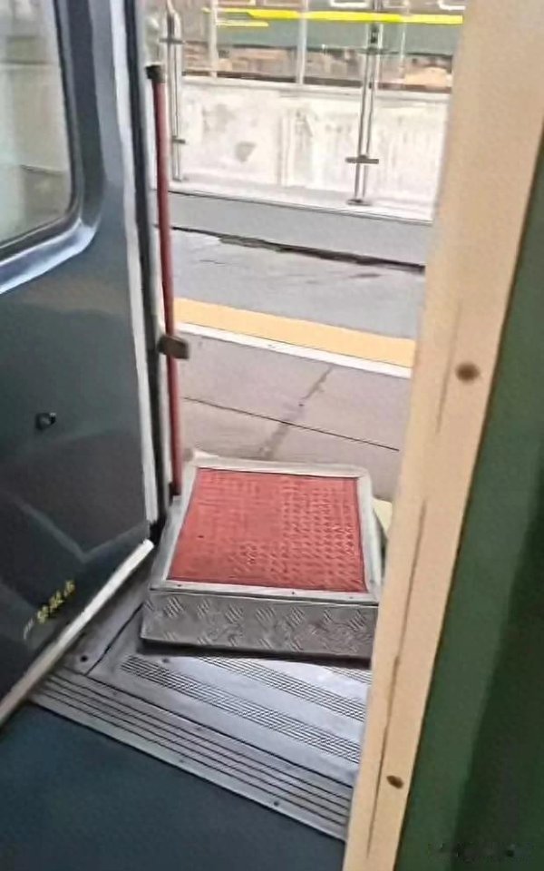 众团优配 火车“敞门裸奔”, 铁路管理是集体睡大觉吗?